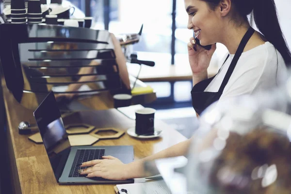 Waitress calling to bank to check money payment — Stock Photo, Image