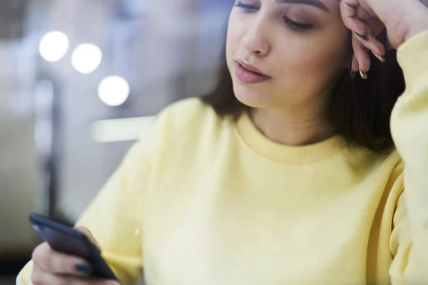 Hiptser Mädchen beim Online-Shopping mit vorteilhaften Propositionen 4g Internetverbindung auf modernen Mobiltelefonen — Stockfoto