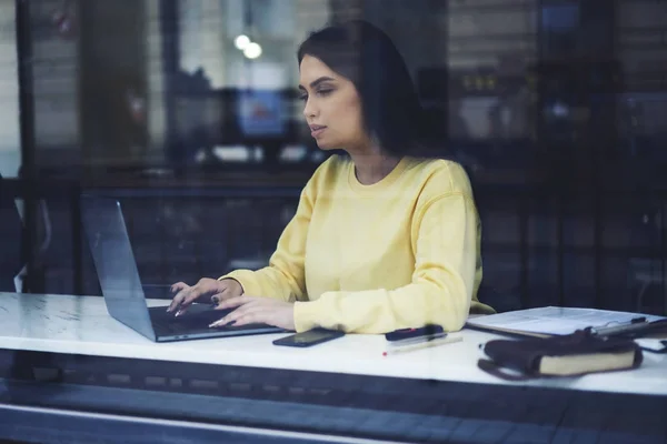 Mujer de negocios haciendo trabajo remoto comprobar la documentación financiera a través de ordenador portátil —  Fotos de Stock