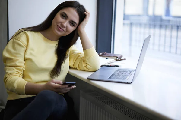 Junge Frau sitzt am Fenster in netten Café mit digitalen Geräten und mit 4g Wifi — Stockfoto