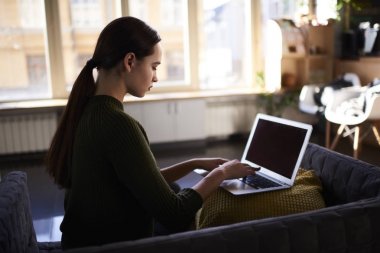 Çekici hippi kız coworking içinde oturan depolamak ise giyim moda alışveriş online ödeme yap