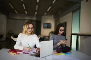 Netbook'lar üzerinde çalışan iki kadın arkadaşları