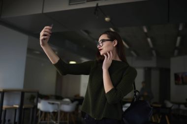 genç erkek açık cep telefonu kamera kullanarak