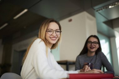 Kahve keyfi mola sırasında kadın medya gazetecilik