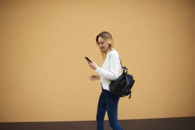 Hippi kız arkadaşların dijital hücresel Ücretsiz 4 g internet bağlantısı kullanarak üzerinde komik sms mesajı alma