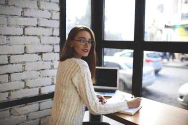 Sıcak kahve dükkanında uzaktan çalışan kadın serbest meslek