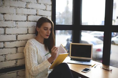 Genç yazar uzak rahat kafede oturan çalışıyoruz yeni kitap için roman yazma