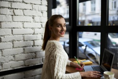 Hippi kız uzak ve yapım notları okuyor