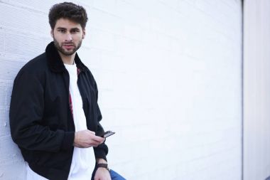 Hipster adam akıllı telefon, reklam içeriği için kopyalama alanı alanı