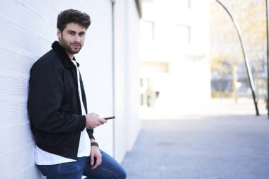 4 g yüksek kullanarak sosyal ağ sohbet hipster adam hızda internet. Kopyalama alanı alanı reklam için