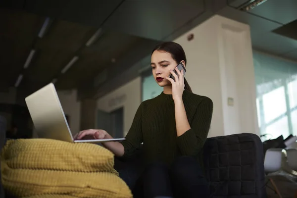 Dość młoda freelancer o poważne rozmowy mobilnych — Zdjęcie stockowe