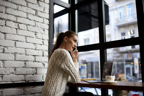 Vrouwelijke freelancer werkt aan nieuwe productiviteit project voor bedrijf besteding van vrije tijd terwijl u geniet van lekkere koffie — Stockfoto