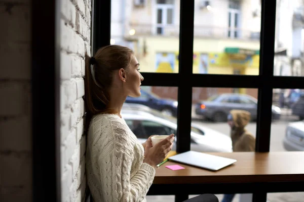 Attrayant jeune femme ayant des loisirs dans le café après le travail, boire savoureux cappuccino — Photo