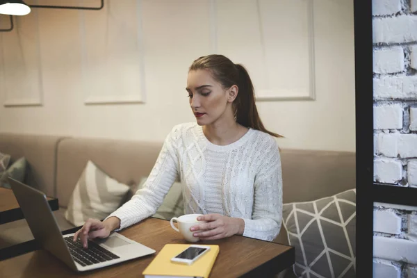 Blogger eligiendo un diseño interesante para su propio sitio web —  Fotos de Stock