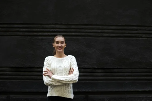 Портрет симпатичной кавказской модели, стоящей на фоне стен с копировальным пространством для рекламного контента . — стоковое фото