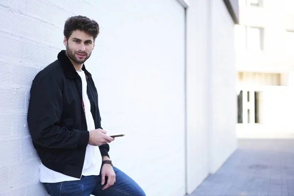 Hipster homme regardant heureux après avoir utilisé l'application smartphone. Espace de copie — Photo