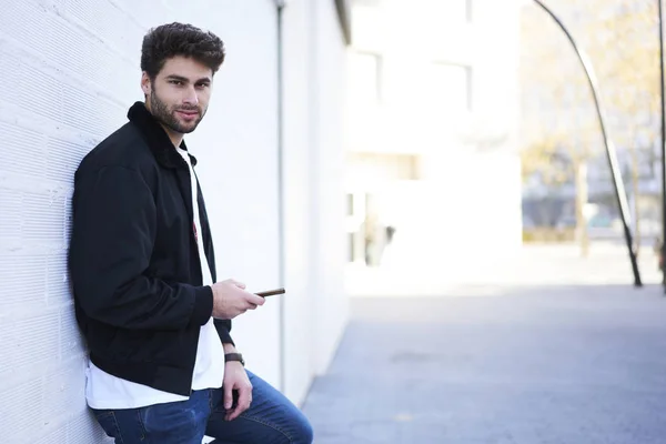 Hipster cara conversando em rede social usando 4G internet de alta velocidade. Espaço de cópia para publicidade — Fotografia de Stock