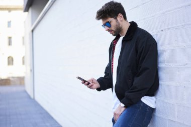 Modern smartphone uygulama ile 4 g internet bağlantısı kullanılarak hipster adam