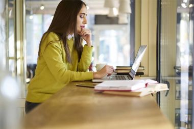 Yetenekli öğrenci ödev görevleri bilgi wifi bağlantısı'nı kullanarak web üzerinden arama yapmak