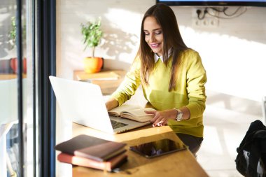 Dizüstü bilgisayar kullanan kadın freelancer uzay coworking ücretsiz kablosuz Internet bağlı