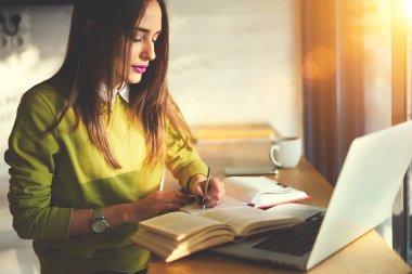 Beyaz öğrenci aşağı boşaltmak boşluk dizüstü bilgisayar ile coworking oturan içine fikir yazma