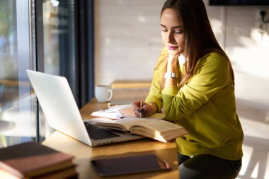 dizüstü bilgisayar ile yer coworking oturan ev ödevi görevleri yerine getirmeye büyüleyici konsantre öğrenci