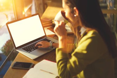 Arama ve vakit kafede kapalı teknolojisini kullanarak web üzerinden bilgi analiz kadın serbest meslek