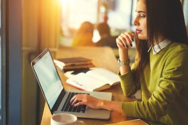 Sahte ekranı ile dizüstü bilgisayar kullanan kız öğrenci alan coworking içinde kablosuz internet bağlı