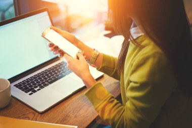 Kadın ekran smartphone kadar sahte holding alan coworking içinde kablosuz internet ücretsiz bağlı