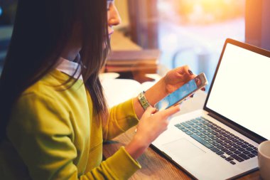 Sahte office coworking oturan projeleri pazarlama medya oluşturma ekranı ile dizüstü bilgisayar kullanarak
