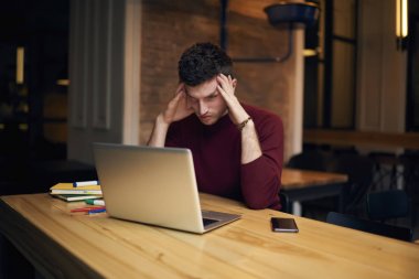 Alan coworking içinde ücretsiz kablosuz bağlantı için netbook üzerinde çalışan adam gazeteci bağlı
