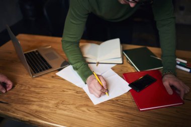 Notlar alanı, Masaüstü görünümünü coworking fazla mesai birlikte çalışan adam