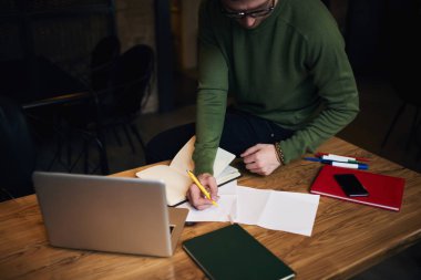Modern teknoloji ve wifi, Masaüstü görünümünü kullanarak alan coworking içinde fazla mesai planlama iş adamı