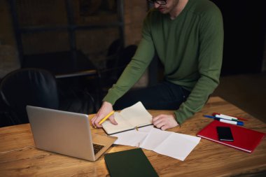 Uzay coworking modern dizüstü bilgisayar ve ücretsiz kablosuz Internet bağlantısı kullanarak öğrenci adam