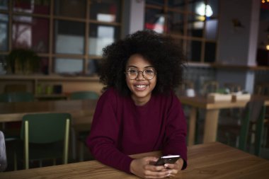 Sörf eğlence genç kız öğrenci internet ve sosyal ağ sohbet