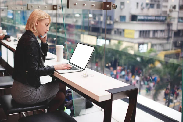 Freiberuflerin mit modernem Laptop-Computer mit Bildschirmpatch, der Nachrichten auf Tastatur eintippt — Stockfoto