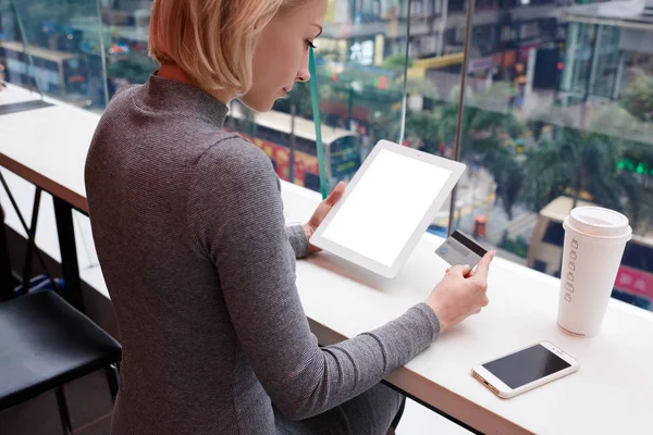 Молодая женщина с использованием современного тачпада с макетом экран подключен к 4G Интернет в кафе — стоковое фото