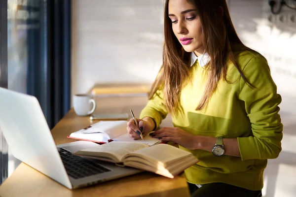 Kobiece freelancer pracuje na coworkingowa miejsca z komputera przenośnego i bezpłatny bezprzewodowy internet — Zdjęcie stockowe