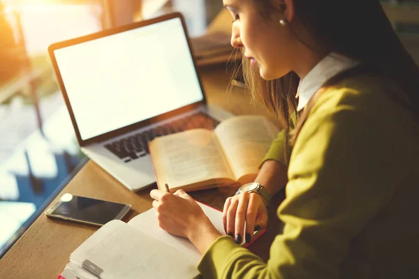 Geschoolde journalist laptopcomputer met mock up scherm en literatuur zoeken naar informatie — Stockfoto