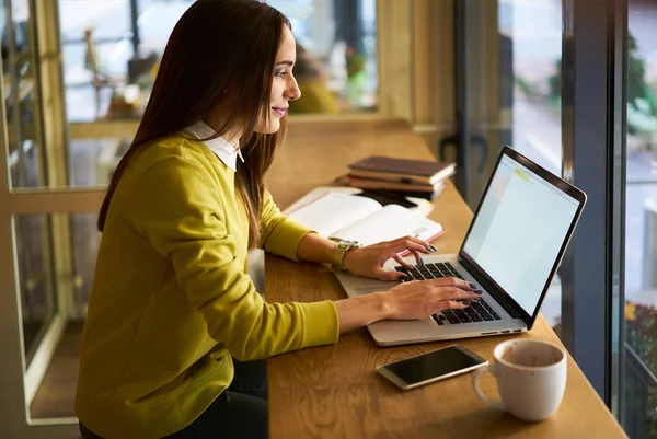 Vrouwelijke eigenaar van marketing bedrijf vakje e-mail via laptop — Stockfoto