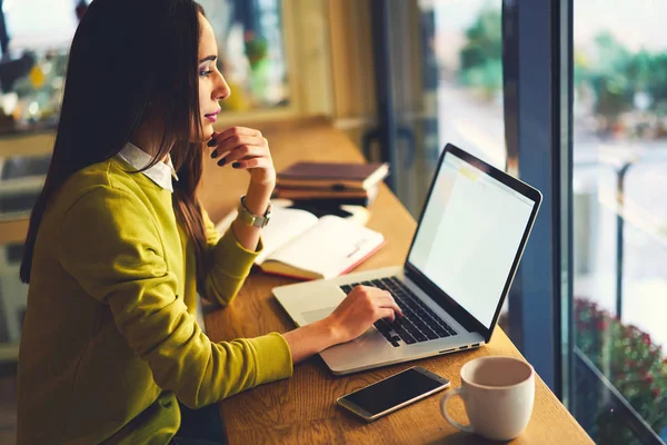 Selbstbewusster Werbetexter konzentriert sich auf Remote-Job sitzt im modernen Interieur-Café mit Wifi — Stockfoto