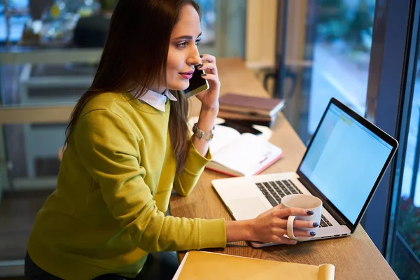 A mulher de negócios trabalha no computador portátil com a tela mock up conectada à conexão sem fio à rede — Fotografia de Stock