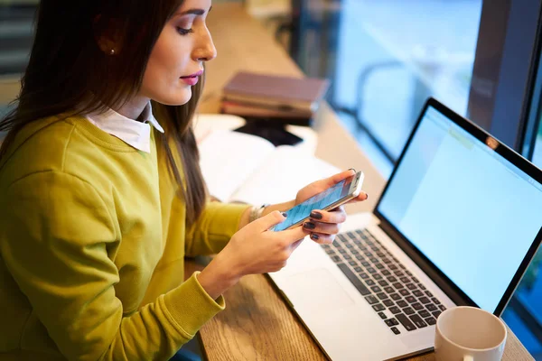 Vrouwelijke ondernemer afstand doen via laptopcomputer met leeg scherm aangesloten op het draadloze internet wordt in zakenreis — Stockfoto