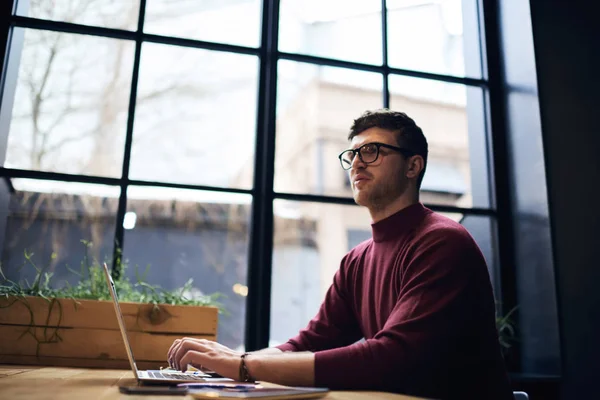 Mannelijke freelancer zitten in coworking office met behulp van moderne technologie en de gratis draadloze verbinding met internet — Stockfoto