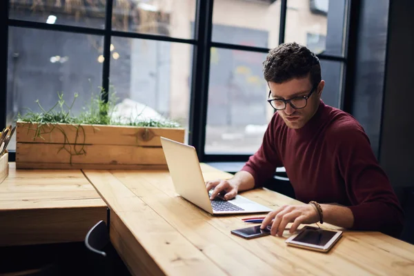 Człowiek freelancer surfing netto wyszukiwanie informacji dla prezentacji — Zdjęcie stockowe