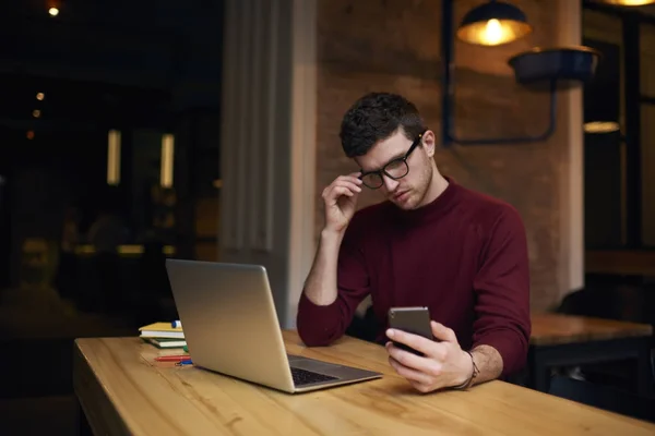 Junge Journalistin arbeitet an Artikel im Coworking Space — Stockfoto