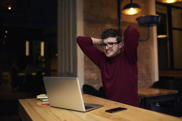 Traurige und besorgte Freiberufler sitzen im Coworking Space mit Wifi-Zone — Stockfoto