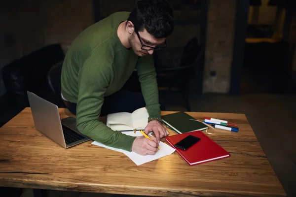 Professionelle Redakteurin erstellt Pressemitteilung, die am Tisch im Studio steht — Stockfoto