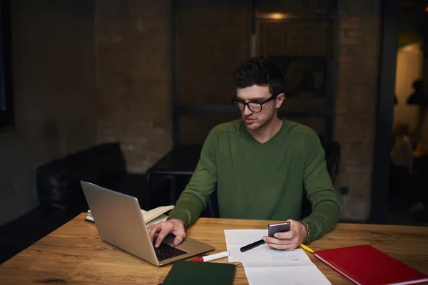 Guy frilansare med trådlös anslutning till internet i office — Stockfoto