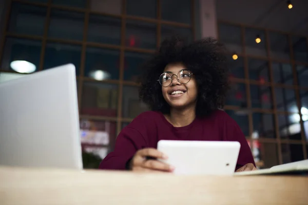 Qualifizierte Studentinnen bei der Erstellung von Kursen auf dem Campus — Stockfoto